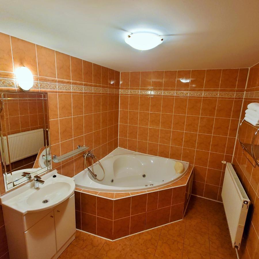 Penzion Lucs Heľpa Esterno foto