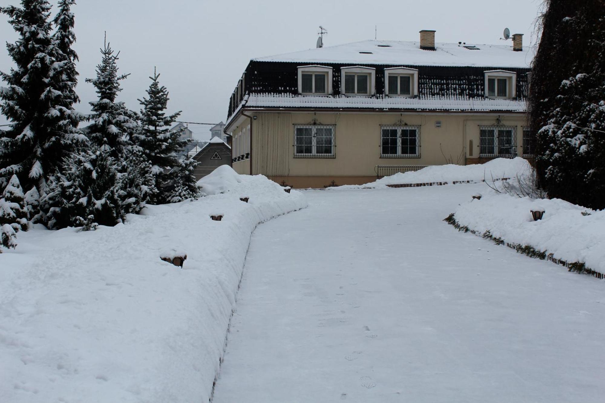 Penzion Lucs Heľpa Esterno foto